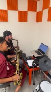 Just one day practicing… and magic already happens ✨
Teacher & student duet, working on “Perfect” — listening, breathing, feeling the music together#losangeles #saxophone #msa #lessons #