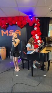 Our star is singing 🎤 while everyone else is on that TikTok vibe 💃
Hands up, Gabriella! 🙌✨
Great job, Lena! 💫 #gabriella #gabriellatrend #losangeles #tiktokdance #trendingsongs