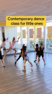 Contemporary dance class for little ones!
This class is full of first experiences—learning how to move freely, feel the music, and express emotions through dance.
Perfect for building coordination, confidence, and a love for movement from an early age #dance #contemporarydance #ballet #losangeles #sing